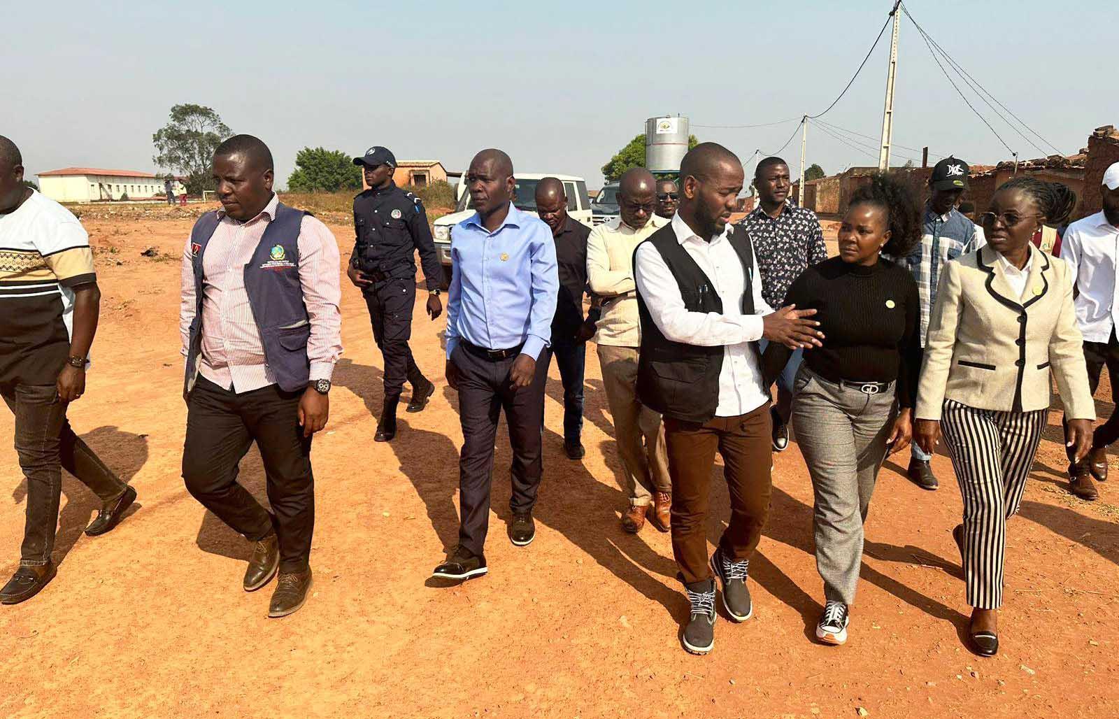 Parliamentarians evaluate social projects in Calandula Parliamentarians evaluate social projects in Calandula