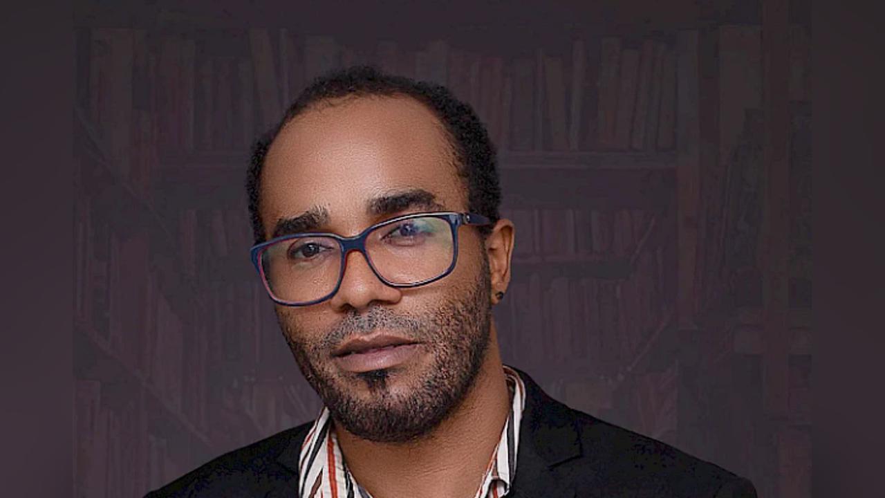 Angolan Writer Wins 5Th Edition of International Book Fair in France Angolan Writer Wins 5Th Edition of International Book Fair in France