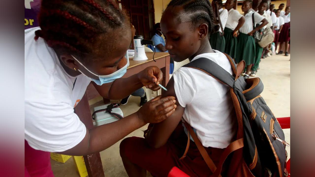 Vice-Governor Promotes Uterine Cancer Vaccination Camp Vice-Governor Promotes Uterine Cancer Vaccination Camp