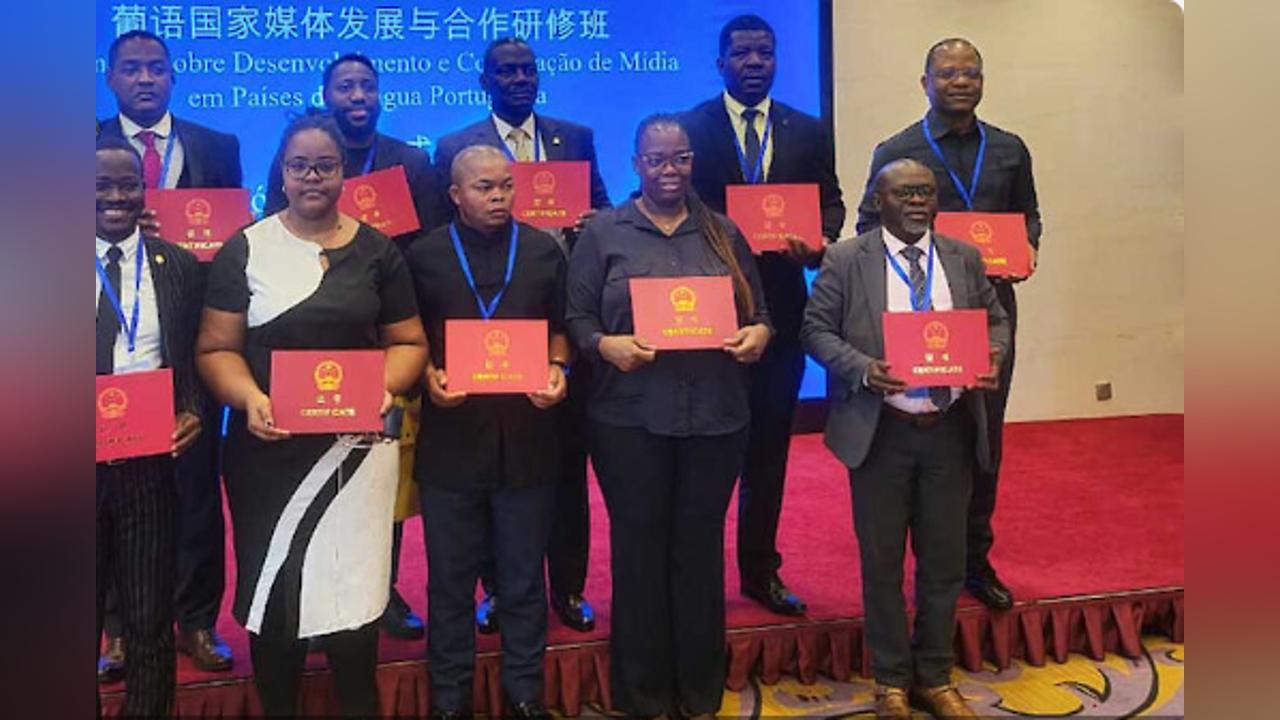 Journalists from Portuguese-Speaking Countries Conclude Seminar Journalists from Portuguese-Speaking Countries Conclude Seminar