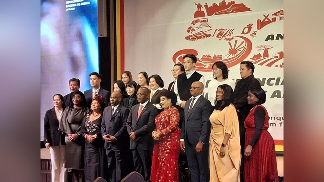 Moroccan King Congratulates Angola on Independence Moroccan King Congratulates Angola on Independence