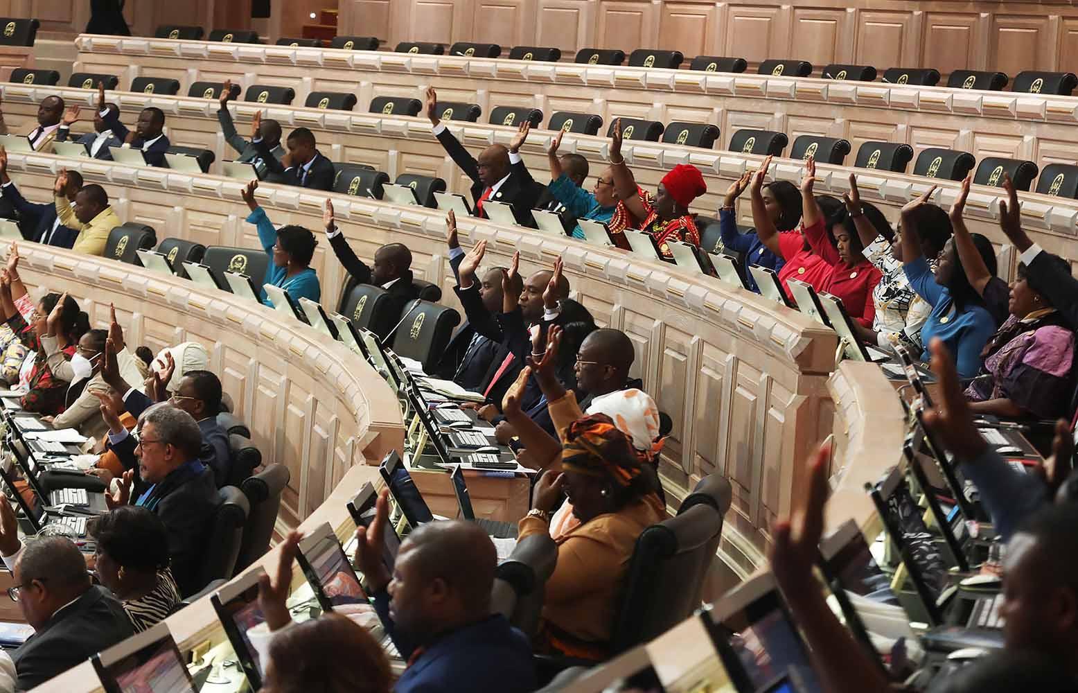 Angolan President Appoints Vice-Governors of Provinces Angolan President Appoints Vice-Governors of Provinces