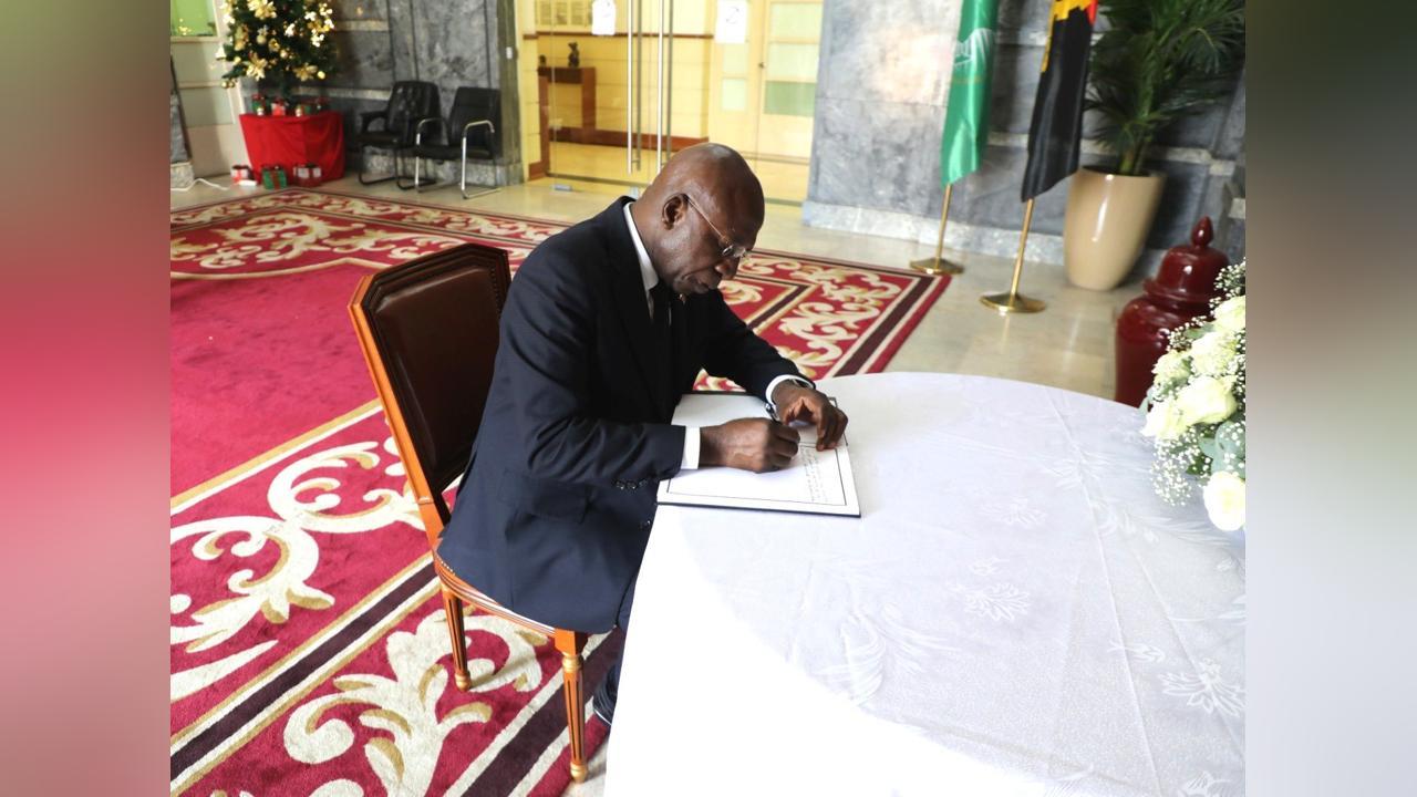 Téte António Signs Condolences for Fernando Nandó