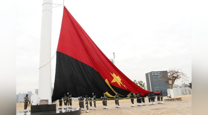 Mobile Clinics Provide Assistance to Luacano’S Population Mobile Clinics Provide Assistance to Luacano'S Population