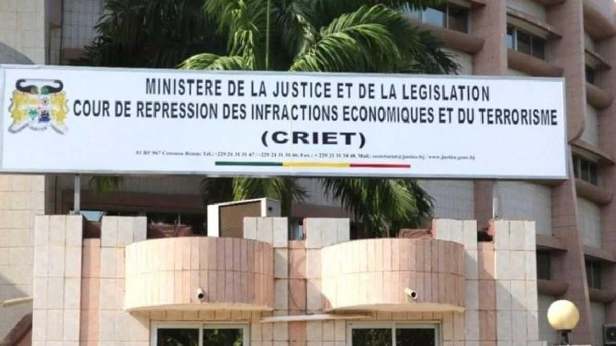 Bénin: une vingtaine de présumés cybercriminels présentés à la CRIET