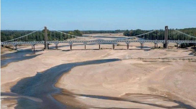 Changement climatique en France : Les images dramatiques de la Loire asséchée, traversable à pied Changement climatique en France : Les images dramatiques de la Loire asséchée, traversable à pied