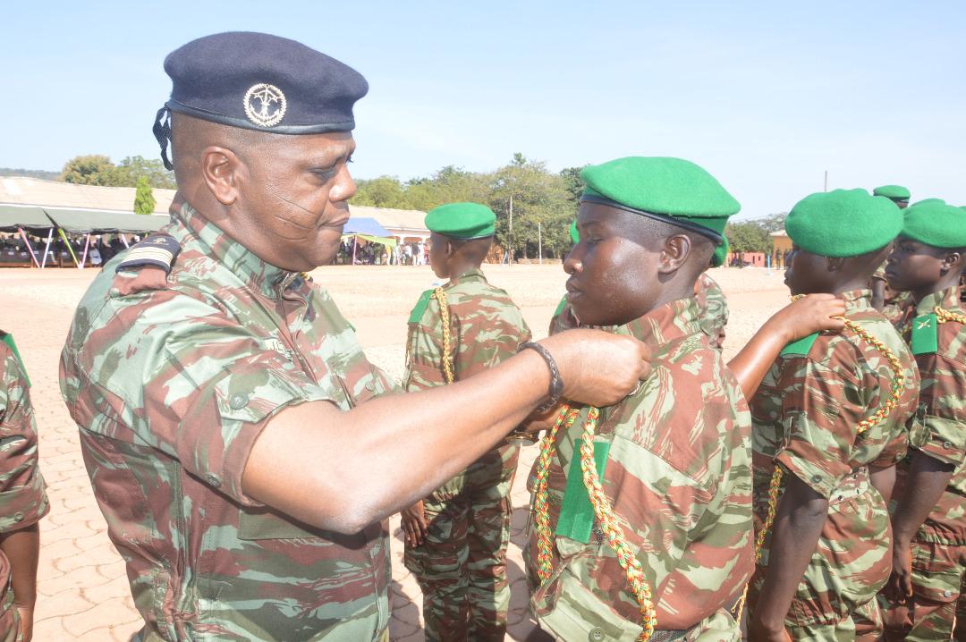 Bénin: prise de fourragères de 1201 jeunes soldats formés au CFMB Bénin: prise de fourragères de 1201 jeunes soldats formés au CFMB