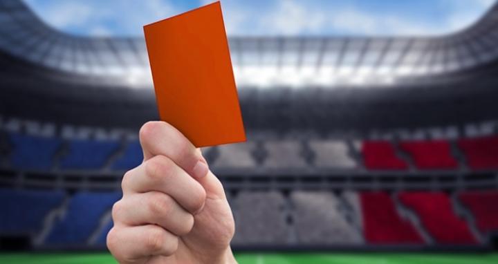 Football : En plus du jaune et du rouge, le carton « orange » sera intégré dès la saison prochaine (IFAB) Football : En plus du jaune et du rouge, le carton « orange » sera intégré dès la saison prochaine (IFAB)