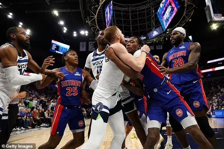 NBA: une bagarre, sept expulsions, douze fautes techniques… Quand le match Wolves – Pistons dégénère ! NBA: une bagarre, sept expulsions, douze fautes techniques… Quand le match Wolves – Pistons dégénère !