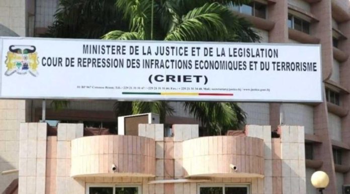 Deux Jeunes Hommes Poursuivis Pour Escroquerie En Ligne Deux Jeunes Hommes Poursuivis Pour Escroquerie En Ligne