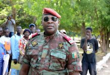 Putsch Échoué, Deux Officiers Libérés Par Mutins Putsch Échoué, Deux Officiers Libérés Par Mutins