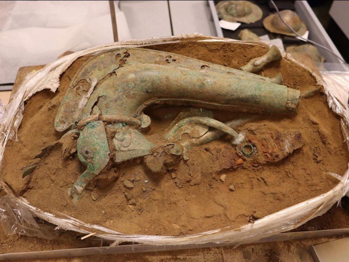 Découverte d'un Carnyx, Trompette des Guerriers Celtes Découverte d'un Carnyx, Trompette des Guerriers Celtes