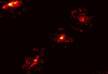 Découverte D’une Lentille Gravitationnelle En Crois D’Einstein Découverte D'une Lentille Gravitationnelle En Crois D'Einstein