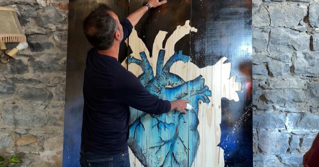 French artist 'pumping hearts' in the streets of Lyon