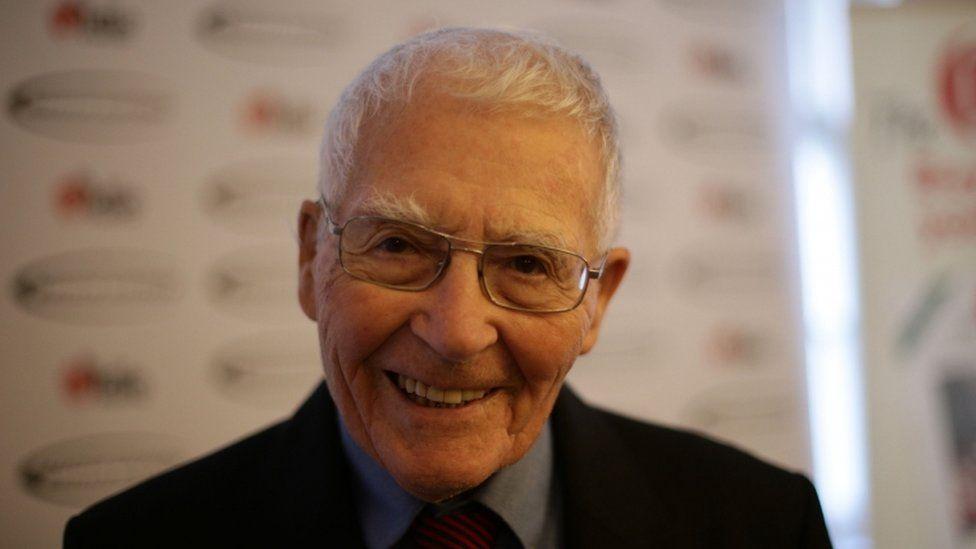 James Lovelock: Influential green thinker dies aged 103 James Lovelock: Influential green thinker dies aged 103