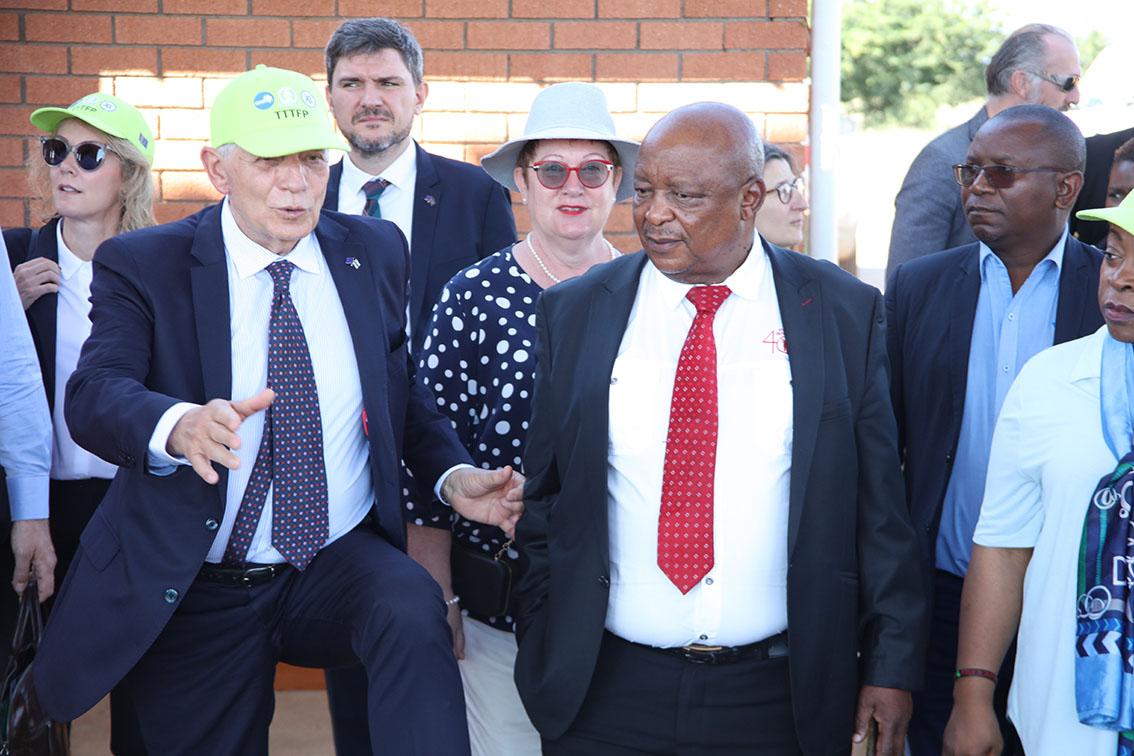 ROAD INFRASTRUCTURE BOOSTS AFRICAN TRADE ROAD INFRASTRUCTURE BOOSTS AFRICAN TRADE