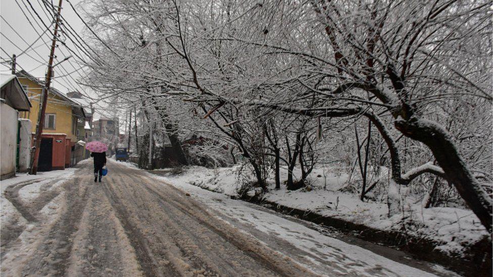 Jammu and Kashmir, Himachal Pradesh: Heavy snow disrupts life in India’s Himalayan states Jammu and Kashmir, Himachal Pradesh: Heavy snow disrupts life in India’s Himalayan states