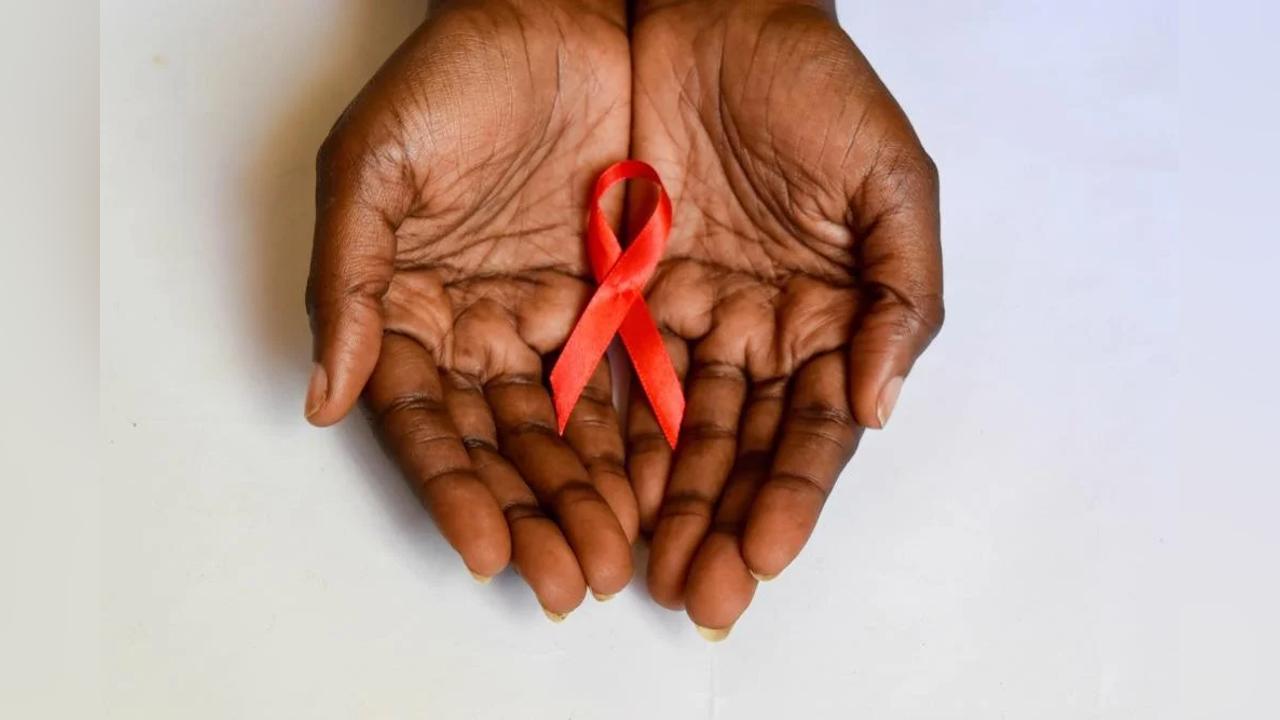 ANNUAL HIV INCIDENCE IN 15-64 AGE GROUP DECLINES ANNUAL HIV INCIDENCE IN 15-64 AGE GROUP DECLINES