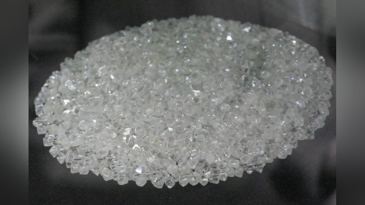 DE BEERS IMPARTS DIAMOND SKILLS TO 20 LECTURERS DE BEERS IMPARTS DIAMOND SKILLS TO 20 LECTURERS