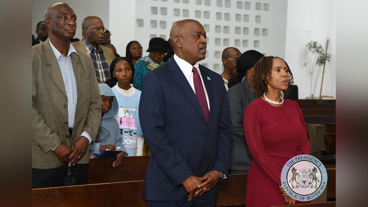 FIRST FAMILY CELEBRATES CHRISTMAS AT CHURCH FIRST FAMILY CELEBRATES CHRISTMAS AT CHURCH