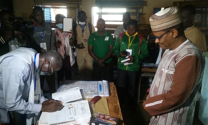 Elections du 22 novembre 2020 au Burkina : « Environ 1 300 bureaux de vote ne devront pas ouvrir », dixit Newton Ahmed Barry Elections du 22 novembre 2020 au Burkina : « Environ 1 300 bureaux de vote ne devront pas ouvrir », dixit Newton Ahmed Barry