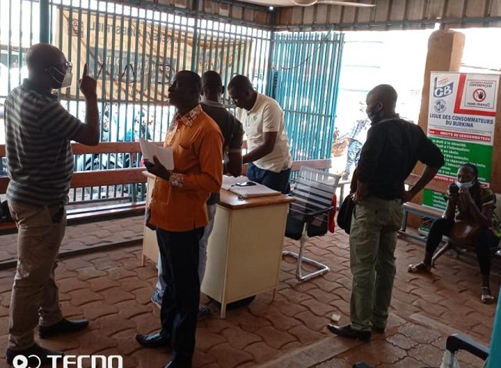 Facture de l'ONEA : La ligue des consommateurs recueille les plaintes des consommateurs devant l'ONEA Facture de l'ONEA : La ligue des consommateurs recueille les plaintes des consommateurs devant l'ONEA