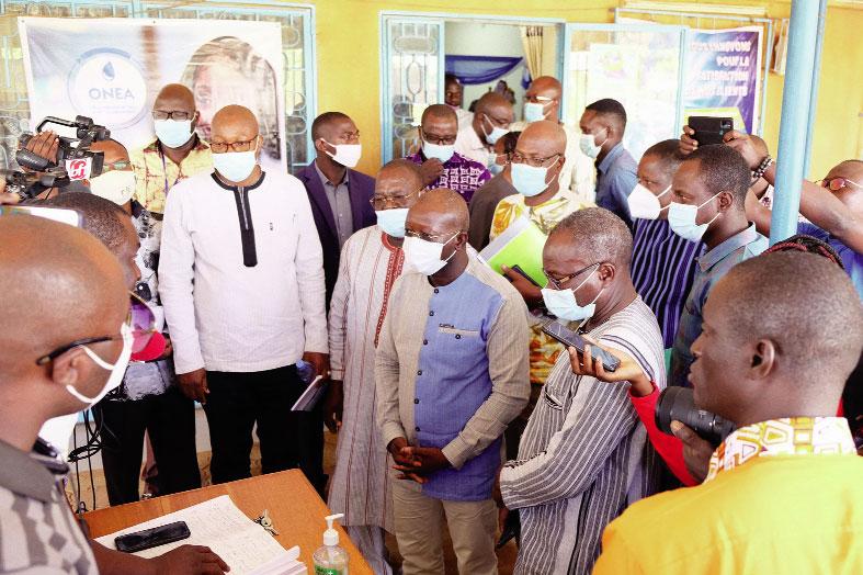 Facturation bimestrielle de l’ONEA: le ministre Ousmane Nacro sur les sites de prise en charge des plaintes Facturation bimestrielle de l’ONEA: le ministre Ousmane Nacro sur les sites de prise en charge des plaintes