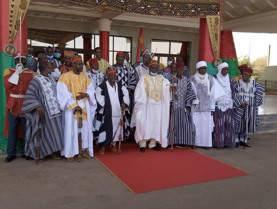 Burkina Faso : Les chefs coutumiers transmettent au Président Roch Kaboré Burkina Faso : Les chefs coutumiers transmettent au Président Roch Kaboré