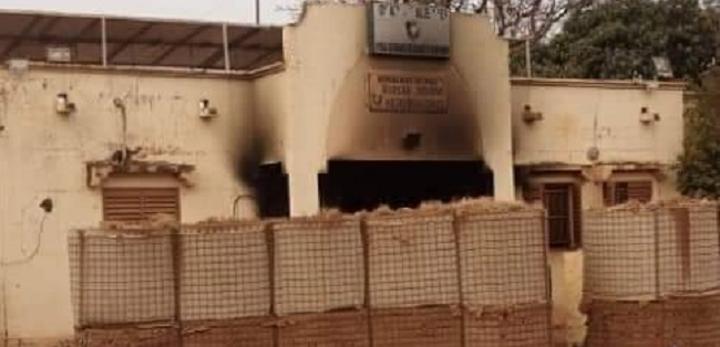 Insécurité au sahel : L'attaque d'un poste frontalier Mali-Burkina fait des morts et de nombreux dégâts matériels Insécurité au sahel : L'attaque d'un poste frontalier Mali-Burkina fait des morts et de nombreux dégâts matériels