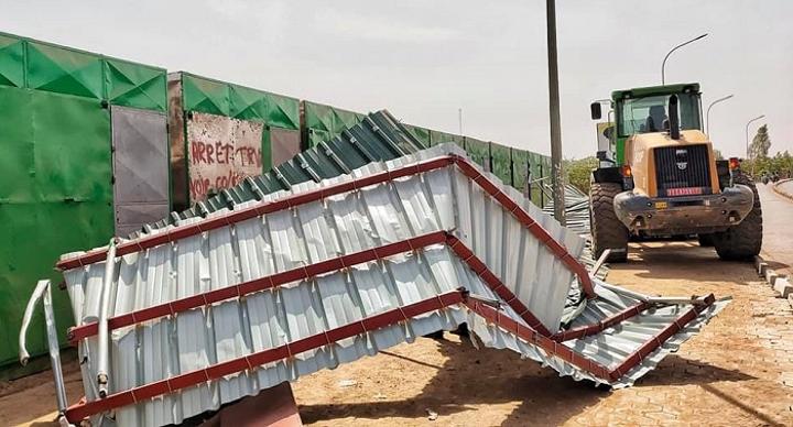 Ouagadougou : Démantèlement de 71 kiosques illégalement implantés sur le Boulevard des Tansoaba Ouagadougou : Démantèlement de 71 kiosques illégalement implantés sur le Boulevard des Tansoaba
