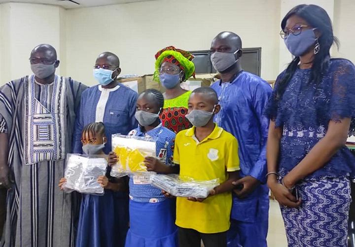 Covid-19 au Burkina : L’association «360 Développement» offre des cache-nez aux élèves burkinabè Covid-19 au Burkina : L’association «360 Développement» offre des cache-nez aux élèves burkinabè