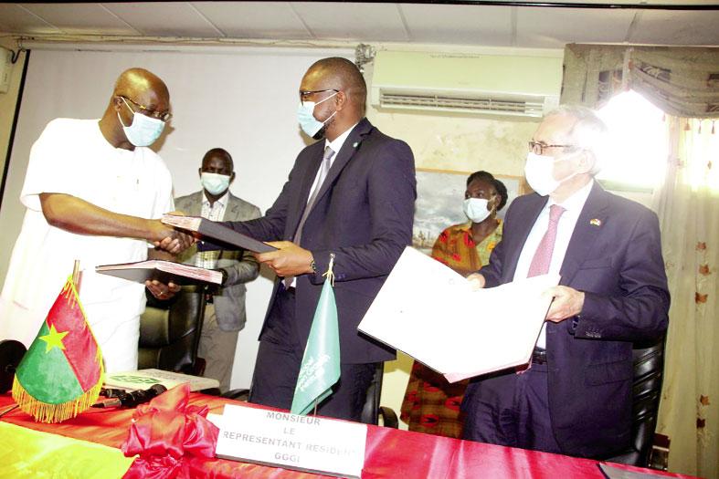 Mise en œuvre de l’accord de Paris sur le Climat : Le Burkina Faso signe un mémorandum d’entente avec l’AFD et le GGGI Mise en œuvre de l’accord de Paris sur le Climat : Le Burkina Faso signe un mémorandum d’entente avec l’AFD et le GGGI