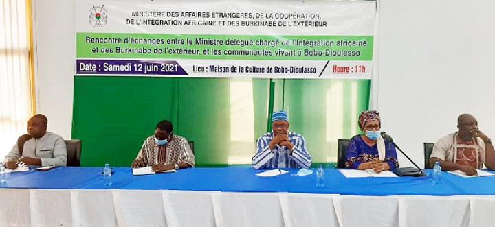 Intégration africaine : Le ministre Maxime Koné à l’écoute des communautés vivant dans les Hauts-Bassins Intégration africaine : Le ministre Maxime Koné à l’écoute des communautés vivant dans les Hauts-Bassins