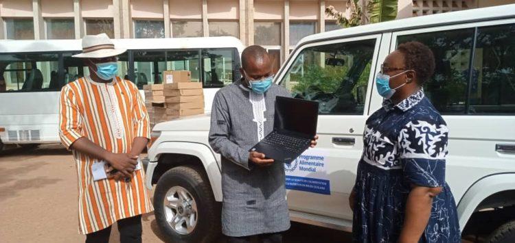 Burkina Faso : PAM offre 25 ordinateurs et un véhicule au ministère de l’éducation Burkina Faso : PAM offre 25 ordinateurs et un véhicule au ministère de l’éducation