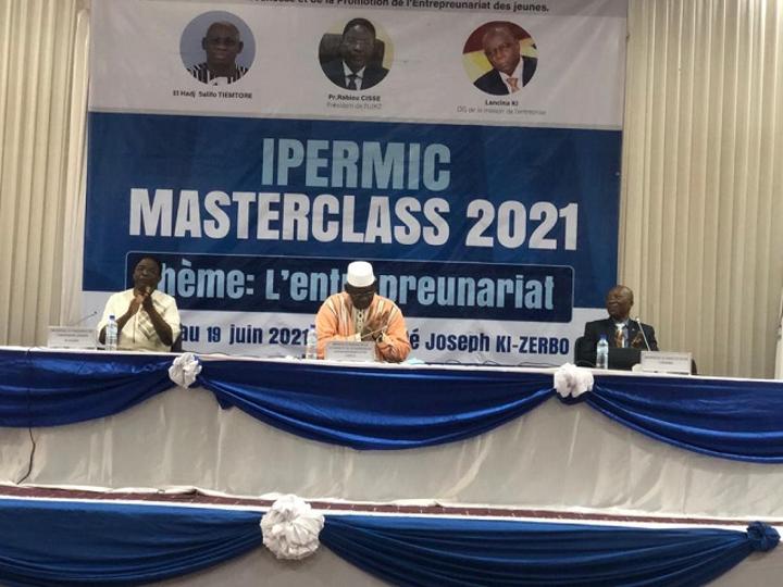 Master class 2020-2021 de l’IPERMIC : Les étudiants parlent entreprenariat avec des professionnels du domaine Master class 2020-2021 de l’IPERMIC : Les étudiants parlent entreprenariat avec des professionnels du domaine