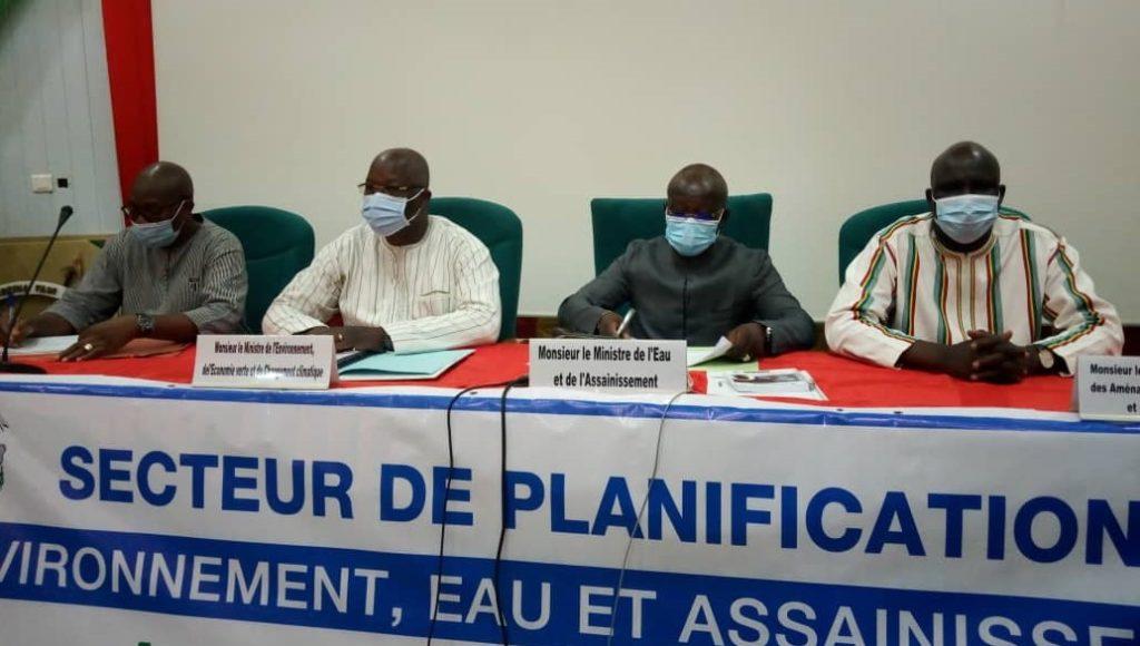 Secteur « Environnement, Eau et Assainissement » au Burkina : Les acteurs en conclave Secteur « Environnement, Eau et Assainissement » au Burkina : Les acteurs en conclave