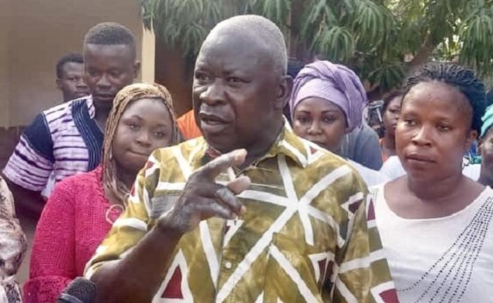 Albert Roamba, l’homme qui enseigne les maths gratuitement depuis 45 ans Albert Roamba, l’homme qui enseigne les maths gratuitement depuis 45 ans