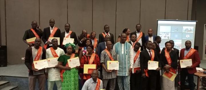 ISAE ISM-Paris : 104 étudiants reçoivent leurs diplômes ISAE ISM-Paris : 104 étudiants reçoivent leurs diplômes