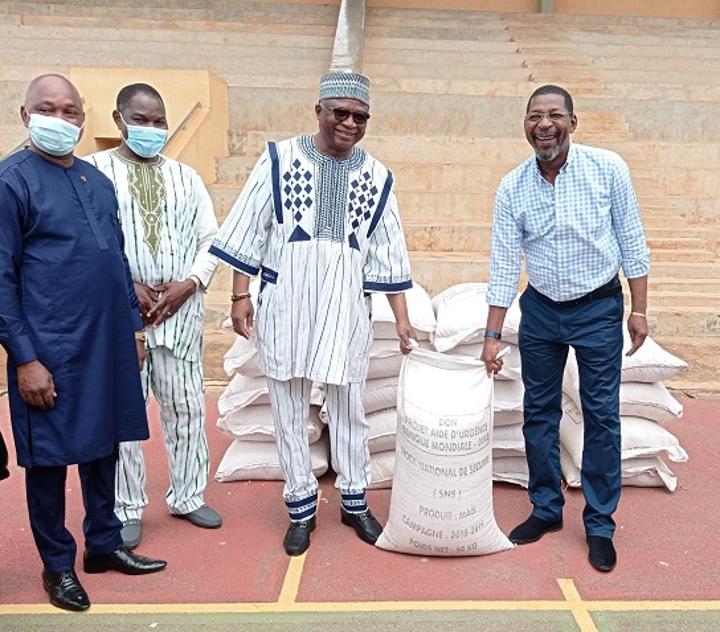 Solidarité : Le député Alassane Bala Sakandé offre 200 tonnes de maïs aux populations vulnérables du Kadiogo Solidarité : Le député Alassane Bala Sakandé offre 200 tonnes de maïs aux populations vulnérables du Kadiogo
