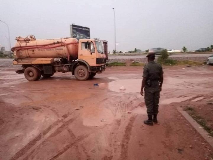 Incivisme à Ouagadougou : Un camion de vidange de fosses septiques déverse son contenu sur la voie publique Incivisme à Ouagadougou : Un camion de vidange de fosses septiques déverse son contenu sur la voie publique