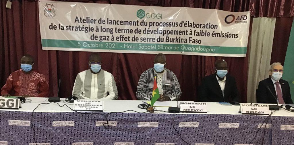 Lutte contre les effets néfastes du changement climatique : Vers l’élaboration d’une stratégie à faible émission de gaz à effet de serre Lutte contre les effets néfastes du changement climatique : Vers l’élaboration d’une stratégie à faible émission de gaz à effet de serre