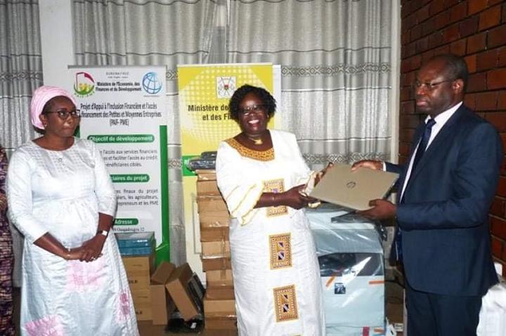 Burkina Faso : La direction générale du Trésor et de la comptabilité publique reçoit du matériel et des équipements informatiques Burkina Faso : La direction générale du Trésor et de la comptabilité publique reçoit du matériel et des équipements informatiques