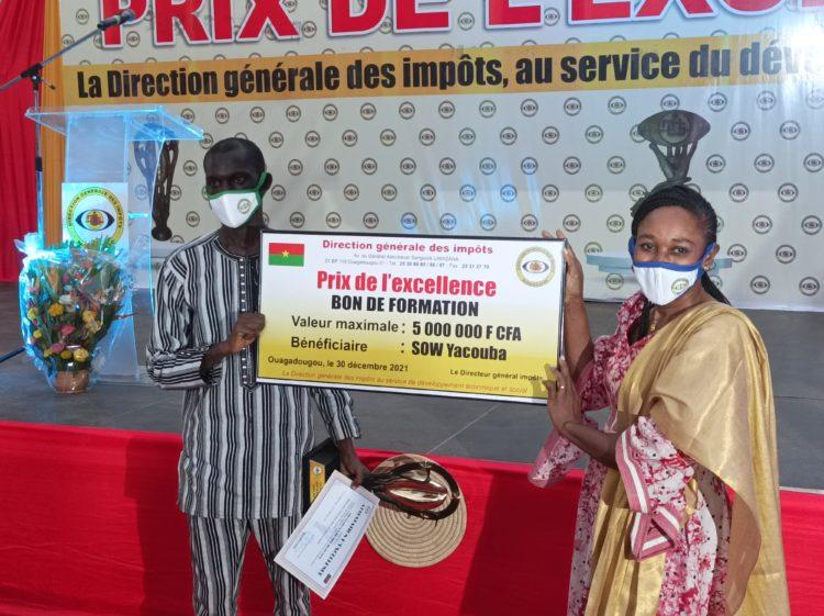 Prix de l’excellence de la Direction Générale des Impôts : 43 agents et contribuables distingués Prix de l’excellence de la Direction Générale des Impôts : 43 agents et contribuables distingués