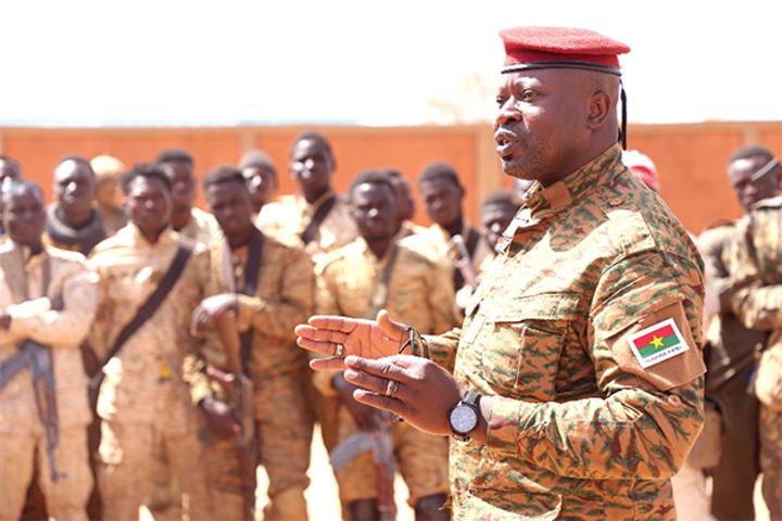 Lutte contre le terrorisme : le chef de l’Etat, le Lieutenant-colonel Paul-Henri Damiba, galvanise les troupes Lutte contre le terrorisme : le chef de l’Etat, le Lieutenant-colonel Paul-Henri Damiba, galvanise les troupes