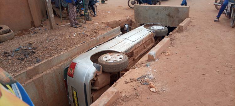 Ouagadougou : Un véhicule termine sa course dans un caniveau Ouagadougou : Un véhicule termine sa course dans un caniveau