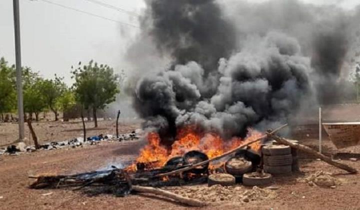 Burkina/Passoré : Des commerçants incendient les barrières de contrôle de la gendarmerie Burkina/Passoré : Des commerçants incendient les barrières de contrôle de la gendarmerie