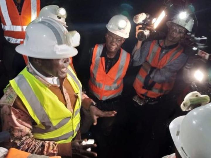 Perkoa : Bassolma Bazié, Luc Adolphe Tiao et des journalistes dans la mine souterraine Perkoa : Bassolma Bazié, Luc Adolphe Tiao et des journalistes dans la mine souterraine