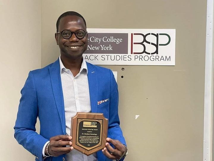 Dr Boukary Sawadogo, meilleur enseignant 2022 Black Studies Program : « Rien ne me prédestinait à une carrière académique aux Etats Unis » Dr Boukary Sawadogo, meilleur enseignant 2022 Black Studies Program : « Rien ne me prédestinait à une carrière académique aux Etats Unis »