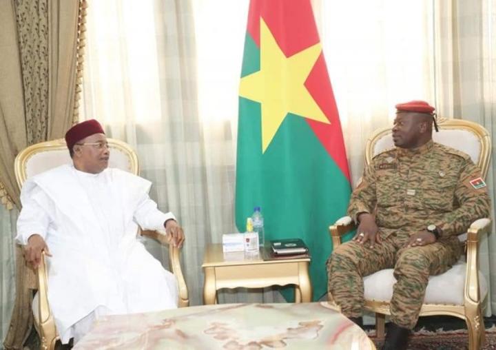 Burkina Faso : Le Médiateur de la Cédéao Mahamadou Issoufou salue l'ouverture au dialogue de la junte Burkina Faso : Le Médiateur de la Cédéao Mahamadou Issoufou salue l'ouverture au dialogue de la junte