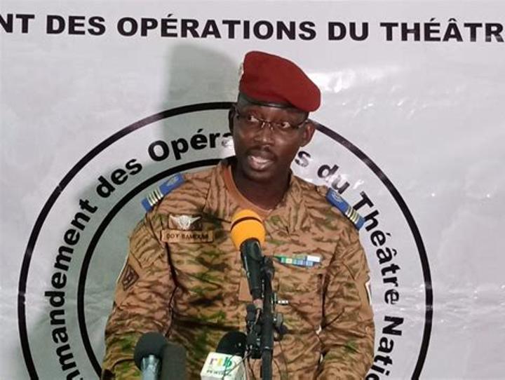 Lutte antiterroriste : « les FDS assurent leur rôle de traque des groupes armés », le commandant des opérations du théâtre national, lieutenant-colonel Yves-Didier Bamouni se veut rassurant Lutte antiterroriste : « les FDS assurent leur rôle de traque des groupes armés », le commandant des opérations du théâtre national, lieutenant-colonel Yves-Didier Bamouni se veut rassurant